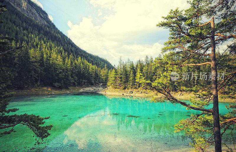 Styria Tragoess的绿湖景观。(奥地利)